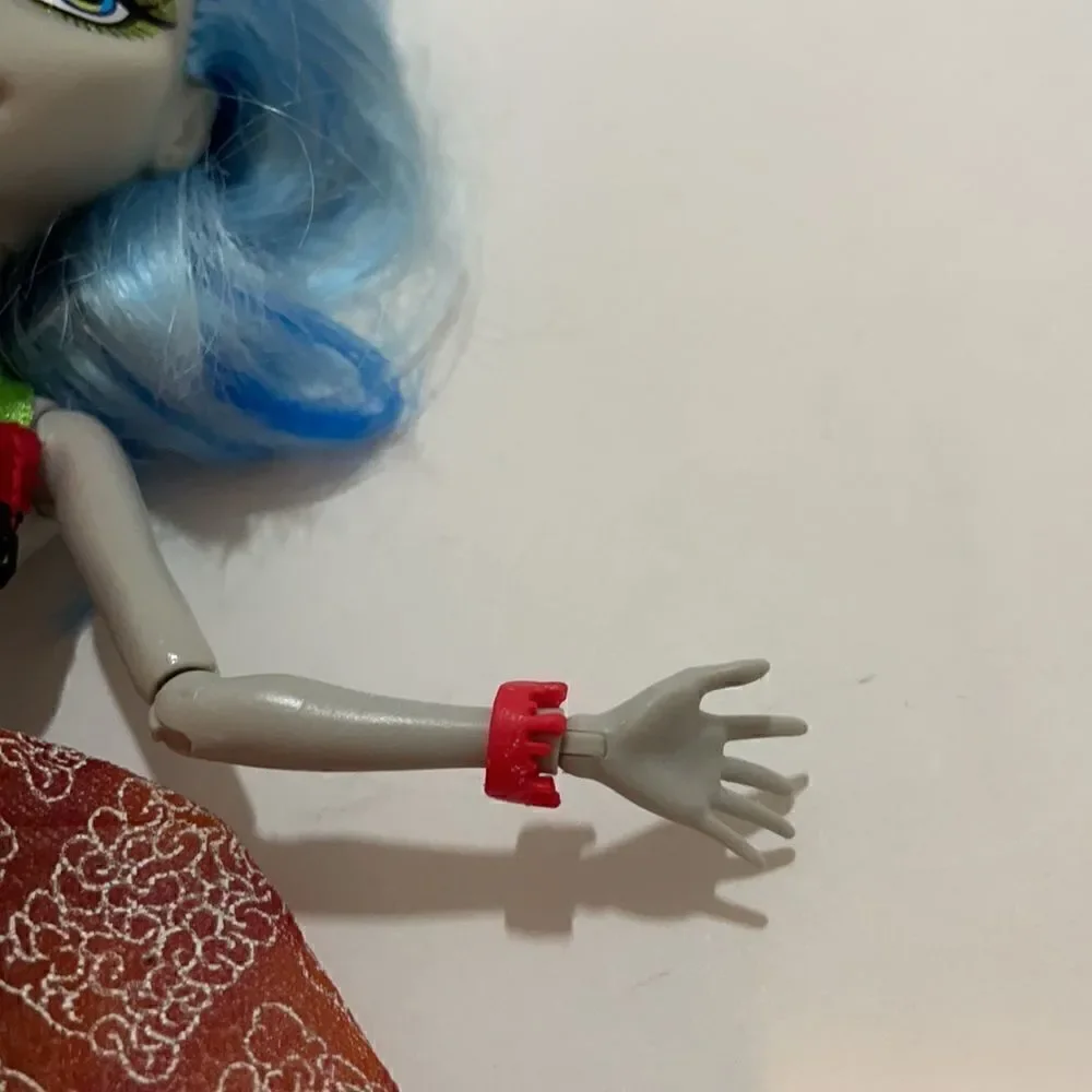 Ghoulia Yelps Monster High with clothes, Skull Shores